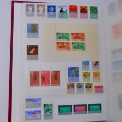 Lot massif de timbres du monde neufs et oblitérés en 10 albums.