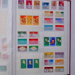 Lot massif de timbres du monde neufs et oblitérés en 10 albums.