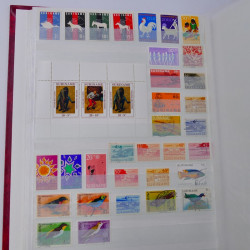 Lot massif de timbres du monde neufs et oblitérés en 10 albums.