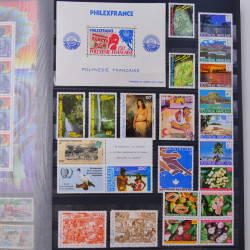 Lot massif de timbres du monde neufs et oblitérés en 10 albums.