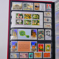 Lot massif de timbres du monde neufs et oblitérés en 10 albums.