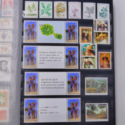 Lot massif de timbres du monde neufs et oblitérés en 10 albums.
