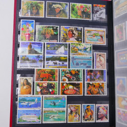 Lot massif de timbres du monde neufs et oblitérés en 10 albums.