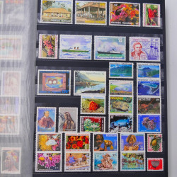 Lot massif de timbres du monde neufs et oblitérés en 10 albums.