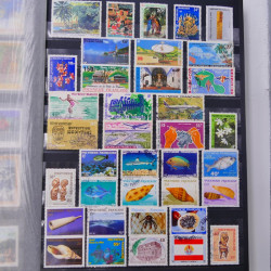 Lot massif de timbres du monde neufs et oblitérés en 10 albums.