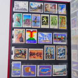 Lot massif de timbres du monde neufs et oblitérés en 10 albums.