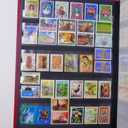 Lot massif de timbres du monde neufs et oblitérés en 10 albums.