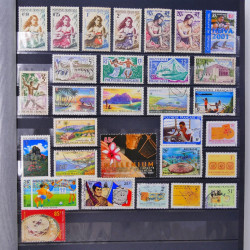 Lot massif de timbres du monde neufs et oblitérés en 10 albums.