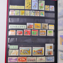 Lot massif de timbres du monde neufs et oblitérés en 10 albums.