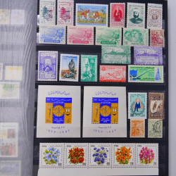 Lot massif de timbres du monde neufs et oblitérés en 10 albums.