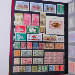 Lot massif de timbres du monde neufs et oblitérés en 10 albums.