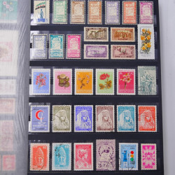 Lot massif de timbres du monde neufs et oblitérés en 10 albums.