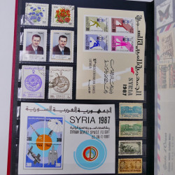 Lot massif de timbres du monde neufs et oblitérés en 10 albums.