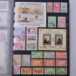 Lot massif de timbres du monde neufs et oblitérés en 10 albums.