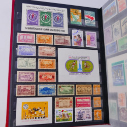 Lot massif de timbres du monde neufs et oblitérés en 10 albums.