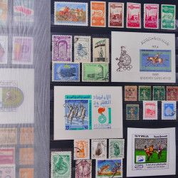 Lot massif de timbres du monde neufs et oblitérés en 10 albums.