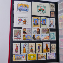 Lot massif de timbres du monde neufs et oblitérés en 10 albums.
