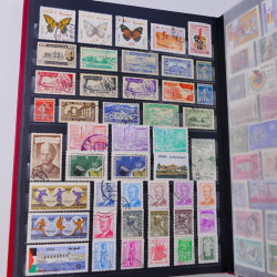 Lot massif de timbres du monde neufs et oblitérés en 10 albums.
