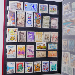 Lot massif de timbres du monde neufs et oblitérés en 10 albums.