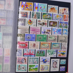 Lot massif de timbres du monde neufs et oblitérés en 10 albums.
