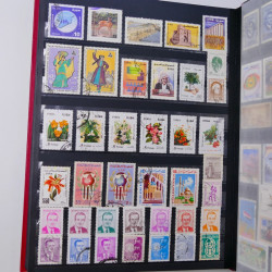 Lot massif de timbres du monde neufs et oblitérés en 10 albums.