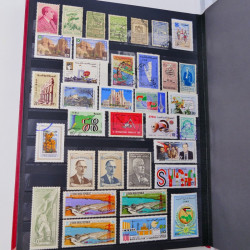 Lot massif de timbres du monde neufs et oblitérés en 10 albums.