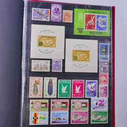 Lot massif de timbres du monde neufs et oblitérés en 10 albums.