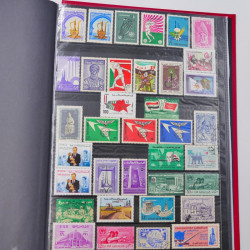 Lot massif de timbres du monde neufs et oblitérés en 10 albums.