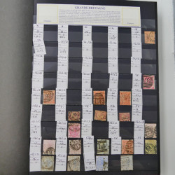 Lot massif de timbres du monde neufs et oblitérés en 10 albums.