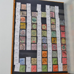 Lot massif de timbres du monde neufs et oblitérés en 10 albums.