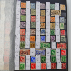 Lot massif de timbres du monde neufs et oblitérés en 10 albums.