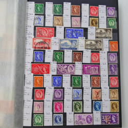 Lot massif de timbres du monde neufs et oblitérés en 10 albums.