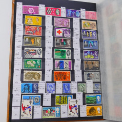 Lot massif de timbres du monde neufs et oblitérés en 10 albums.