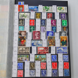 Lot massif de timbres du monde neufs et oblitérés en 10 albums.