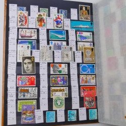 Lot massif de timbres du monde neufs et oblitérés en 10 albums.