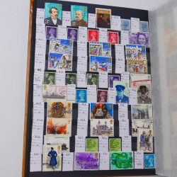 Lot massif de timbres du monde neufs et oblitérés en 10 albums.