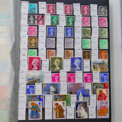 Lot massif de timbres du monde neufs et oblitérés en 10 albums.