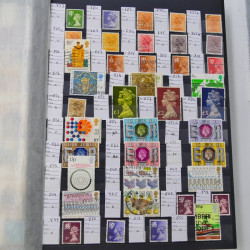 Lot massif de timbres du monde neufs et oblitérés en 10 albums.