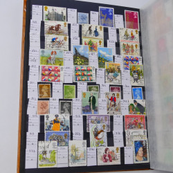 Lot massif de timbres du monde neufs et oblitérés en 10 albums.