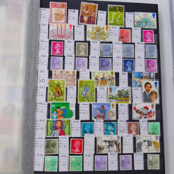 Lot massif de timbres du monde neufs et oblitérés en 10 albums.