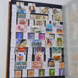 Lot massif de timbres du monde neufs et oblitérés en 10 albums.