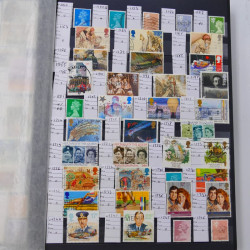 Lot massif de timbres du monde neufs et oblitérés en 10 albums.