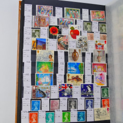 Lot massif de timbres du monde neufs et oblitérés en 10 albums.