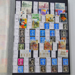 Lot massif de timbres du monde neufs et oblitérés en 10 albums.