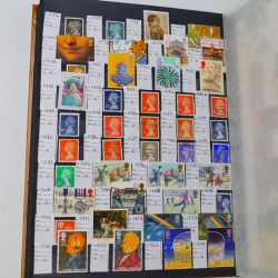 Lot massif de timbres du monde neufs et oblitérés en 10 albums.