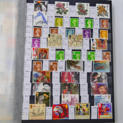 Lot massif de timbres du monde neufs et oblitérés en 10 albums.