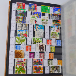 Lot massif de timbres du monde neufs et oblitérés en 10 albums.