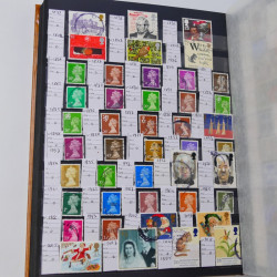 Lot massif de timbres du monde neufs et oblitérés en 10 albums.