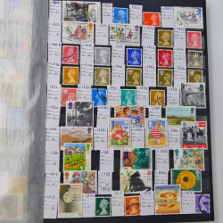 Lot massif de timbres du monde neufs et oblitérés en 10 albums.