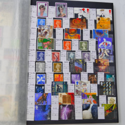 Lot massif de timbres du monde neufs et oblitérés en 10 albums.